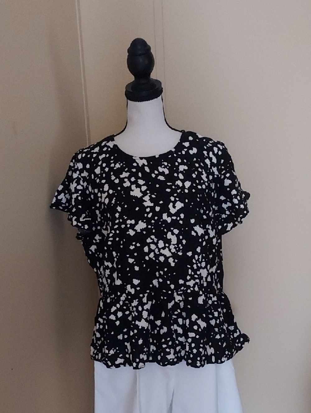 Who What Wear Black & White Peplum Blouse With Flutter Sleeves
